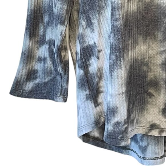 Torrid Tie-Dye Waffle Tunic has Long Tail and Long Raglan Sleeves Grey and White - Picture 4 of 8